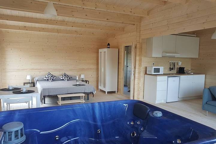 Gîte pour 2 personnes, avec piscine ainsi que jardin et jacuzzi - 1