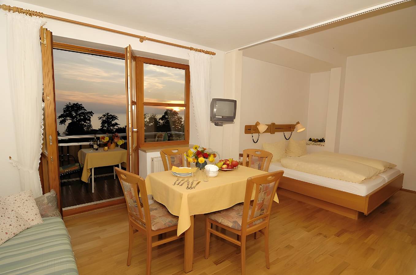 Ganze Wohnung, Ferienwohnung '1' mit Gemeinschaftsgarten, Balkon und Wi-Fi in Wasserburg (Bodensee), Bayerisch Schwaben