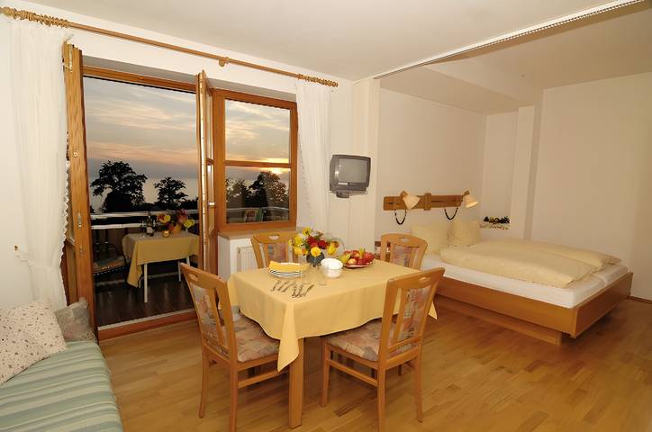 Ganze Wohnung, Ferienwohnung '1' mit Gemeinschaftsgarten, Balkon und Wi-Fi in Wasserburg (Bodensee), Bayerisch Schwaben