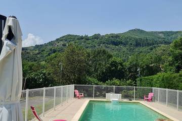 Gîte pour 13 personnes, avec piscine ainsi que balcon et jardin à Saint-Pierre-de-Colombier