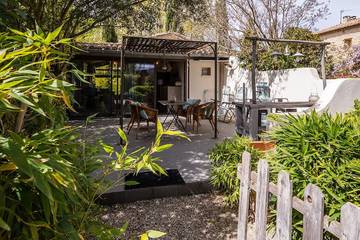 Gîte pour 2 personnes, avec piscine ainsi que jardin et terrasse à Lagnes