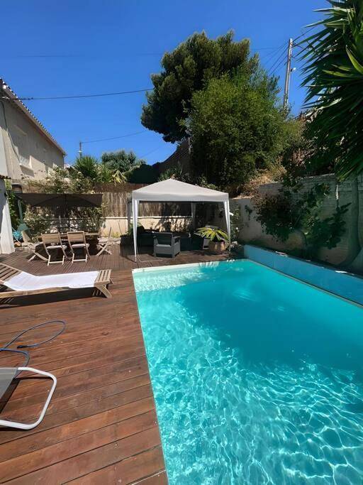 Location de vacances pour 9 personnes, avec Terrasse et Jardin ainsi que Piscine et Vue dans Port de l'Estaque