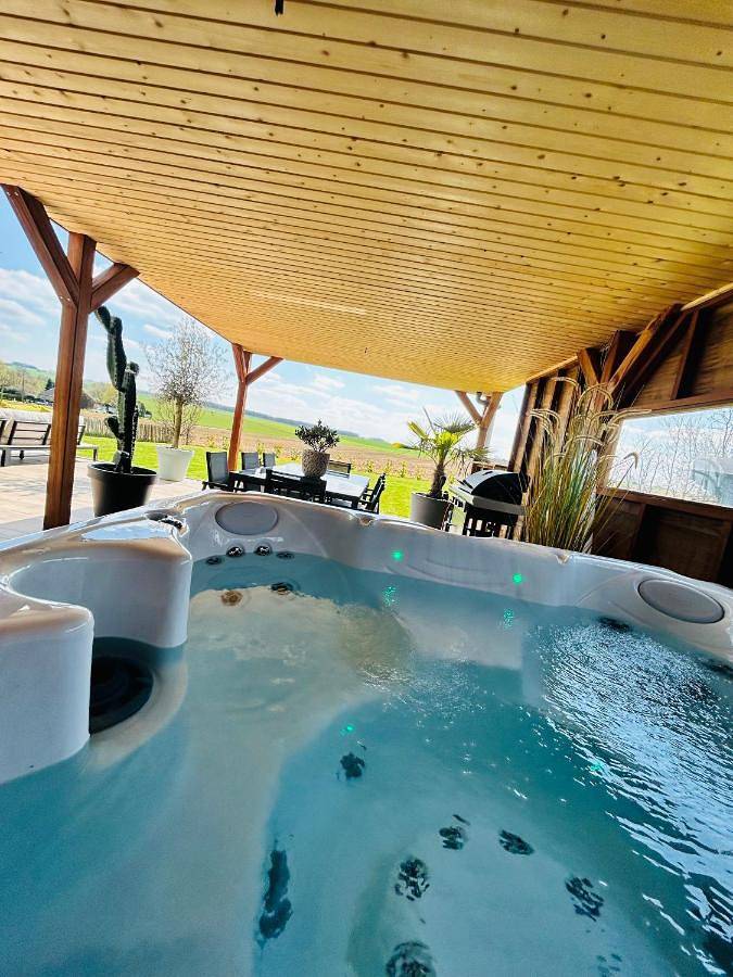 Location de vacances pour 9 personnes, avec jacuzzi et jardin à Clavier - 2