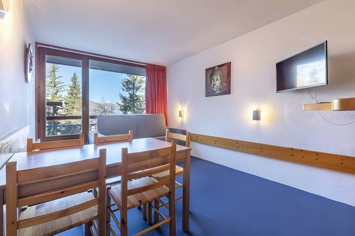 Entire studio, Studio Apartment "Lauzieres 10 Arc" with Balcony & Wi-Fi in Arc 1800, Bourg-Saint-Maurice