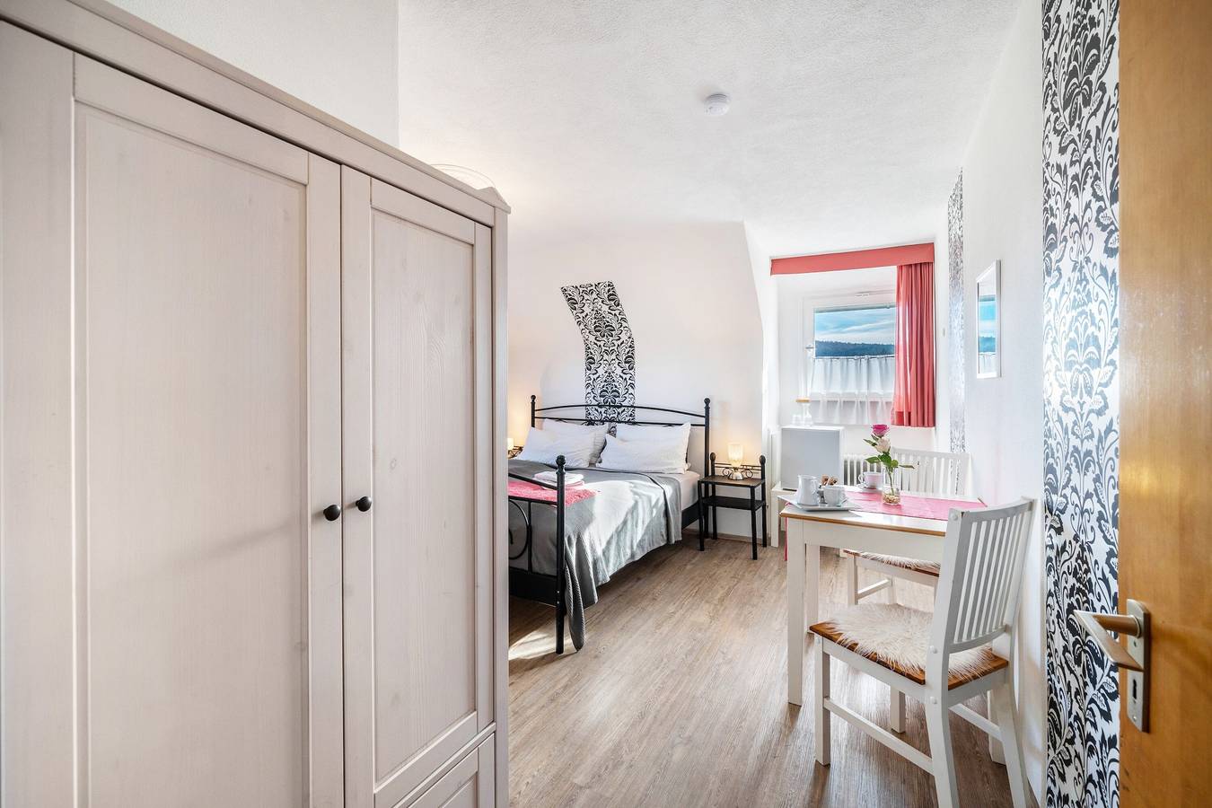 Café Pension Pfaus - 1 Ferienwohnung (4 pax), 3 Doppelzimmer und 1 Dreibettzimmer in Mühlenbach, Mittlerer Schwarzwald