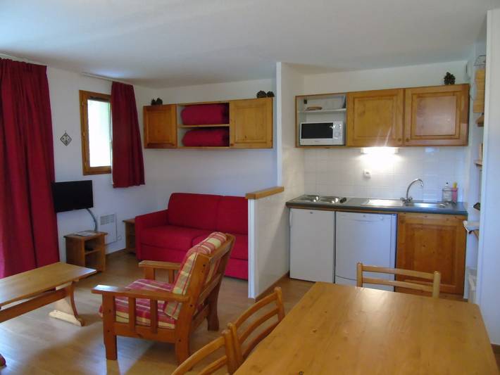 Entire apartment, Cozy 2-Room 6-Person Apartment with Terrace, Near Ski Lifts, Shops, and Schools in Valfréjus in Valfréjus, Modane