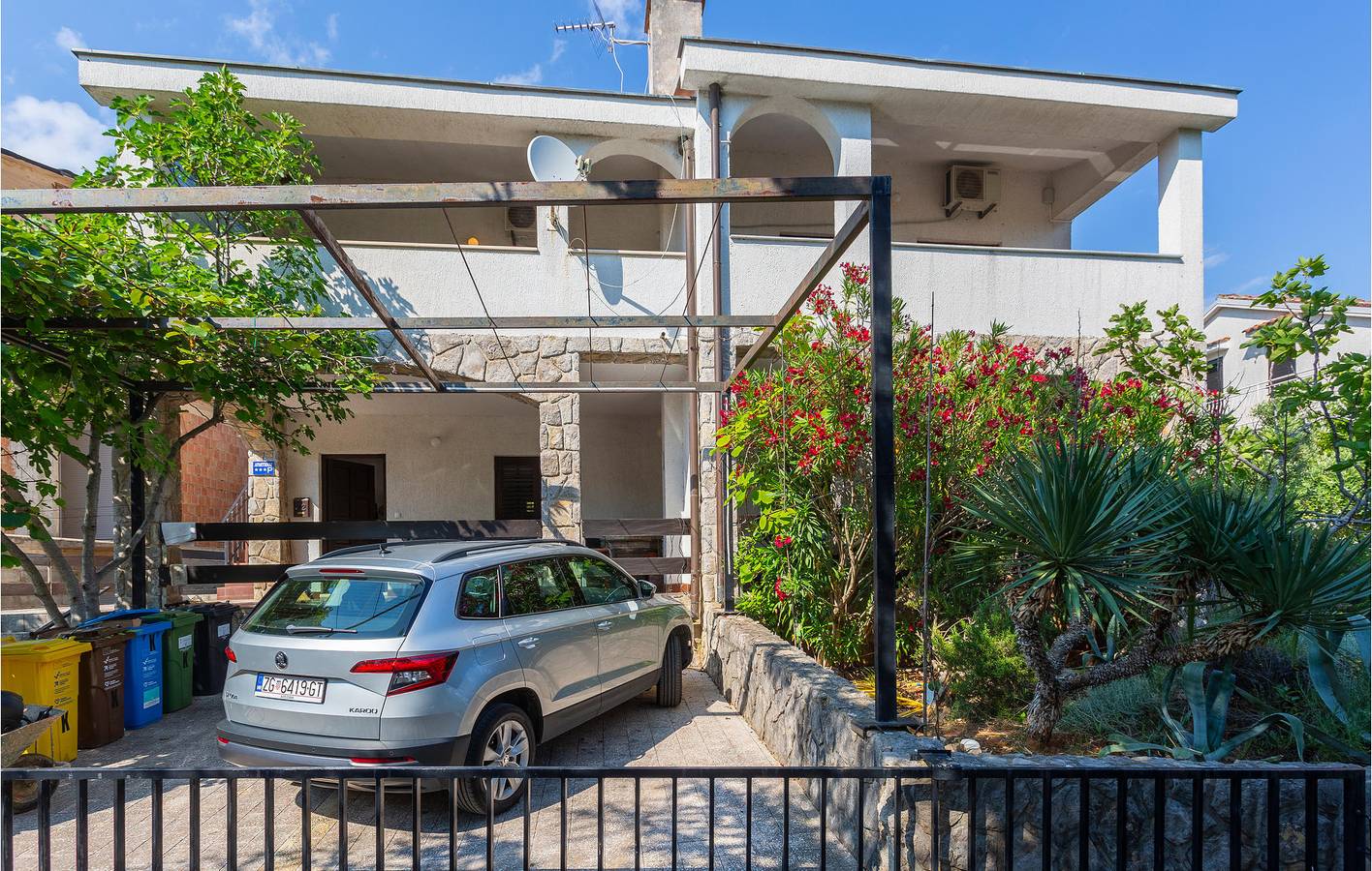 Ganze Ferienwohnung, Gemütliches Apartment mit Terrasse, WLAN, Parkplatz und Strandzugang in der Nähe in Pinezici, Krk