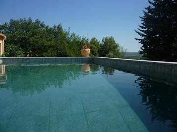 Gîte pour 6 personnes, avec piscine ainsi que jardin et terrasse à Sernhac