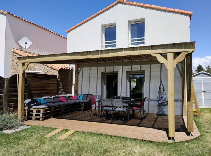 Gîte pour 8 personnes, avec piscine ainsi que terrasse et jardin