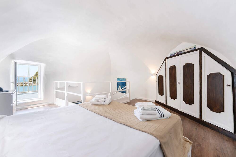Entire apartment, La Casa di Fenia - One Bedroom Apartment, Sleeps 4 in Procida, Naples Province