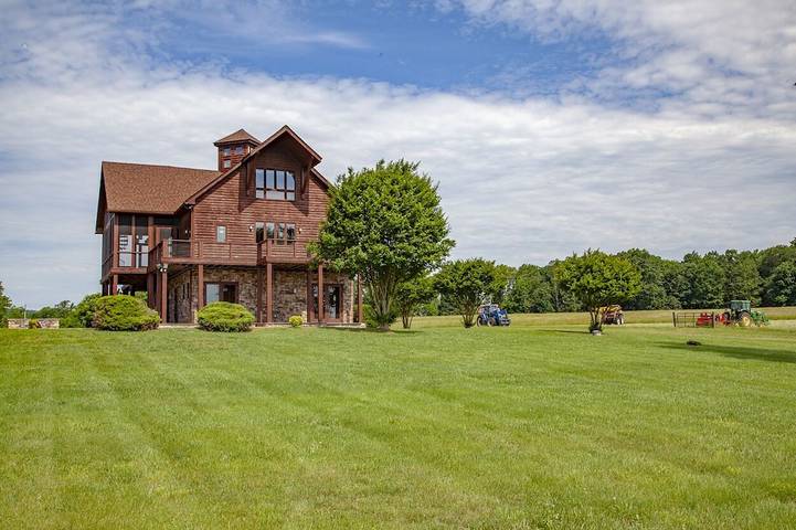 Vacation house for 13 people, with yard and hot tub as well as balcony and pool in Virginia