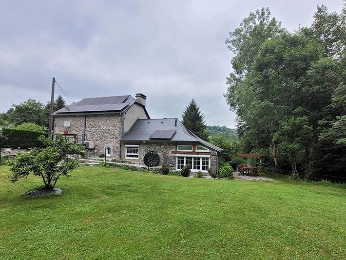 Location de vacances pour 8 personnes, avec Jacuzzi et Terrasse ainsi que Jardin et Vue à Louvie-Juzon