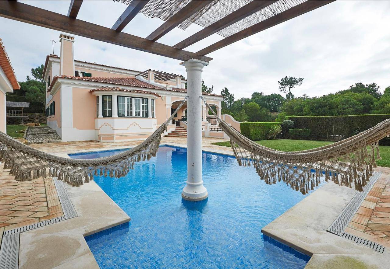 Noble beach villa with private garden and pool in Cascais e Estoril, Costa de Lisboa