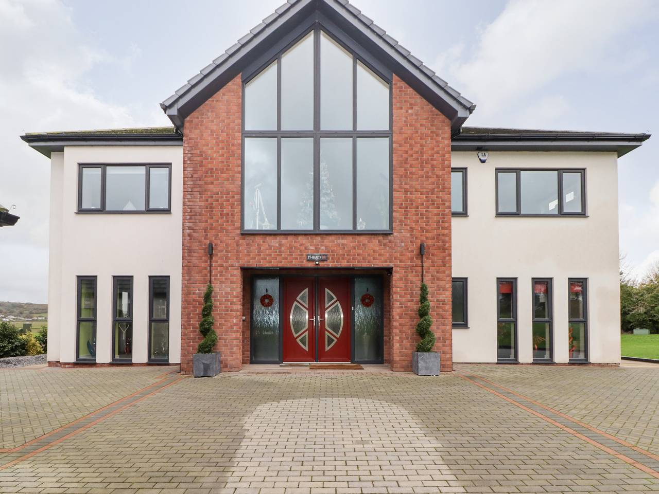 Cottage for 12 People in Swansea region