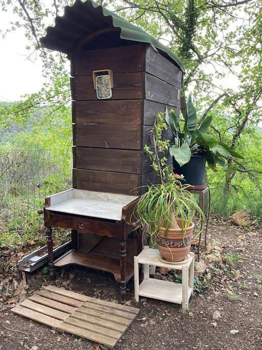 Location de vacances pour 2 personnes, avec vue ainsi que piscine et jardin à Châteaudouble - 3