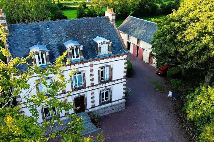 Location de vacances pour 12 personnes, avec jardin à La Cambe