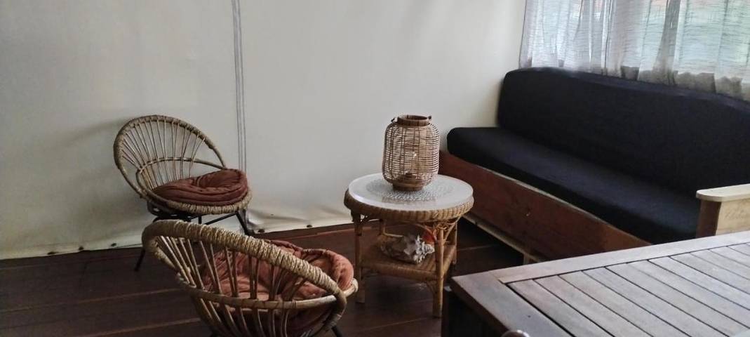 Camping pour 4 personnes, avec terrasse ainsi que piscine et jardin, animaux acceptés