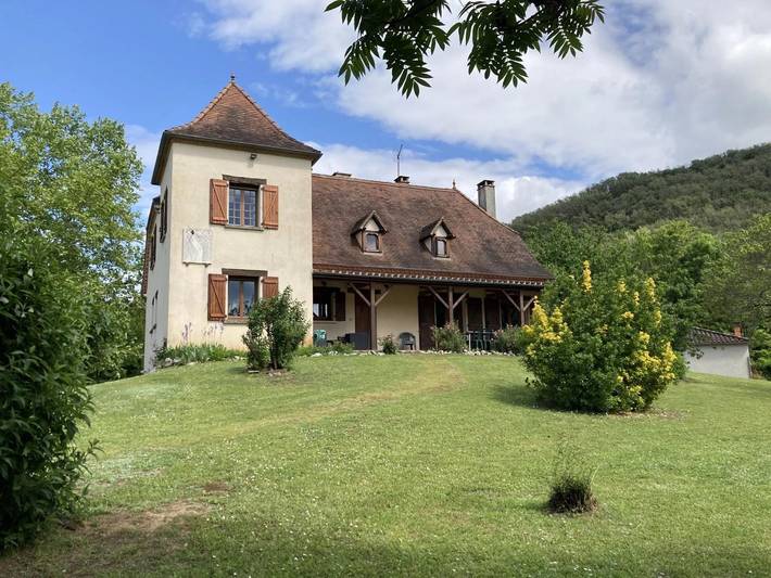 Gîte pour 12 personnes, avec piscine ainsi que jardin et terrasse, animaux acceptés