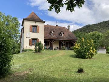 Gîte pour 12 personnes, avec piscine ainsi que terrasse et jardin, animaux acceptés à Calvignac