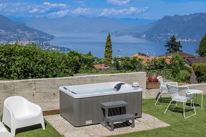 Vakantiewoning voor 6 personen, with Balkon and Whirlpool as well as Tuin and Uitzicht op het meer in Comune di Stresa