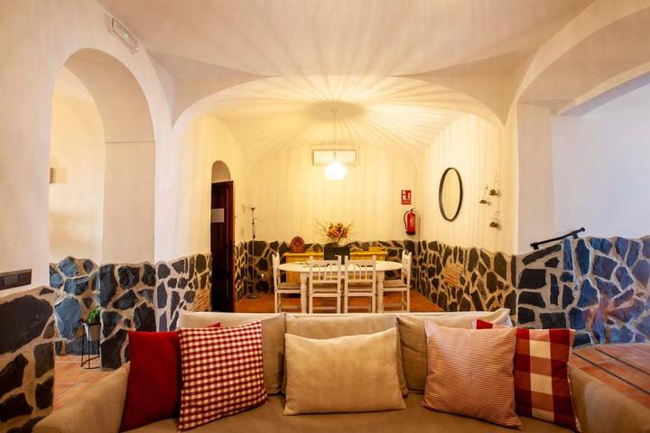 Casa rural para 5 personas, con piscina para niños además de piscina y jardín, Familias con niños en Tierra de Mérida - Vegas Bajas - 2