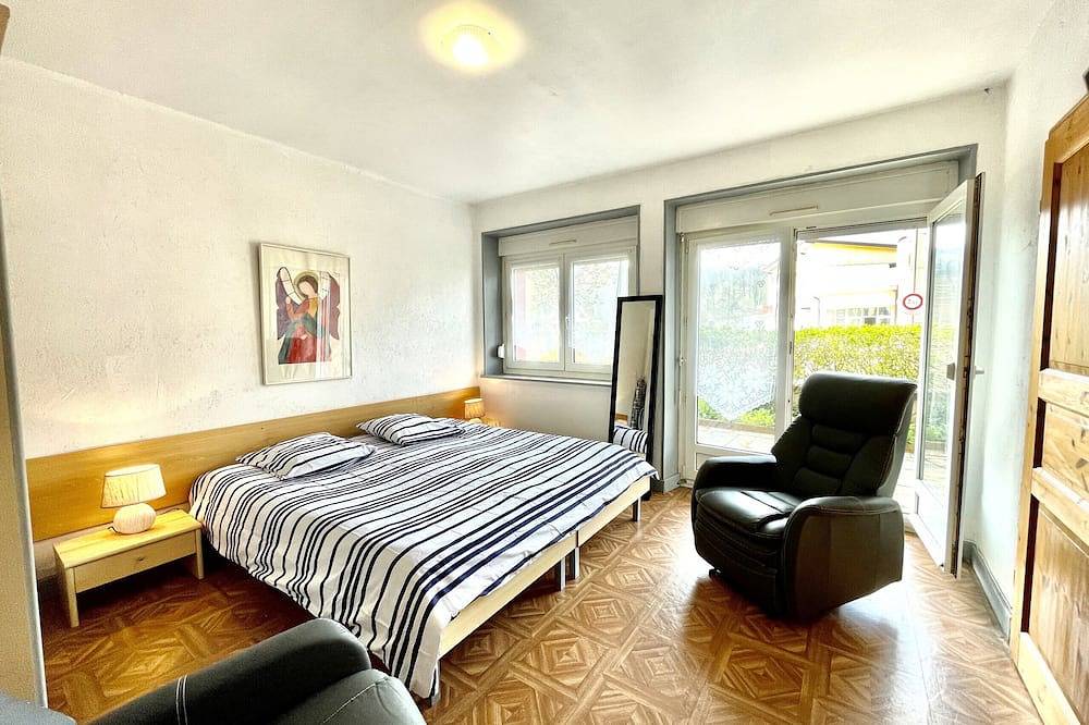 Entire apartment, Rose: Pleasant apartment 300 metres from the Bains les Bains thermal baths in La Vôge-les-Bains, Épinal region