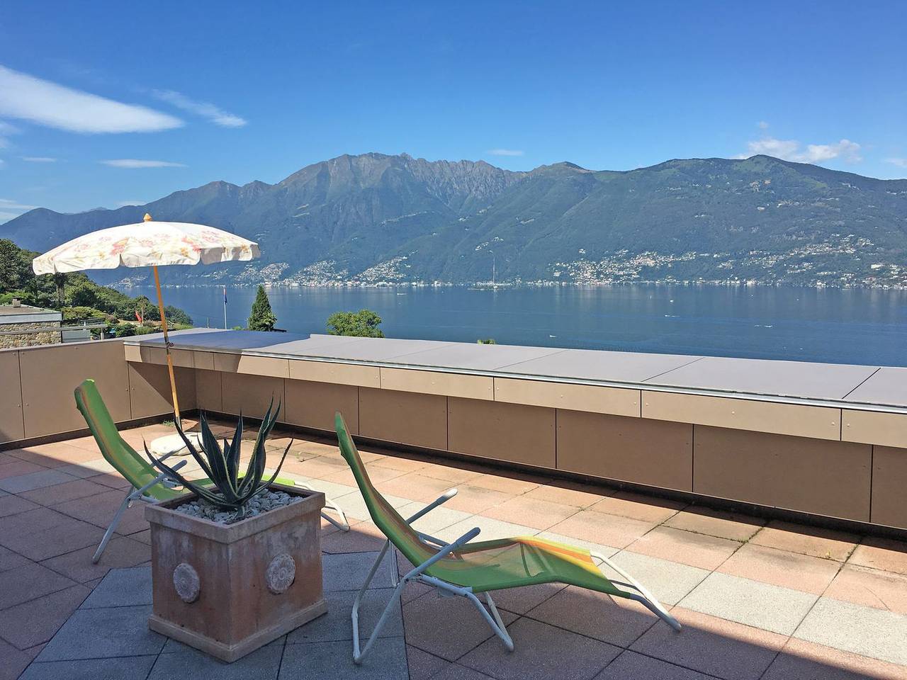 Ganze Wohnung, Wohnung mit grosser Terrasse und Grillstelle an ruhiger Lage mit Panoramasicht in Gambarogno, Lago Maggiore (Schweiz)