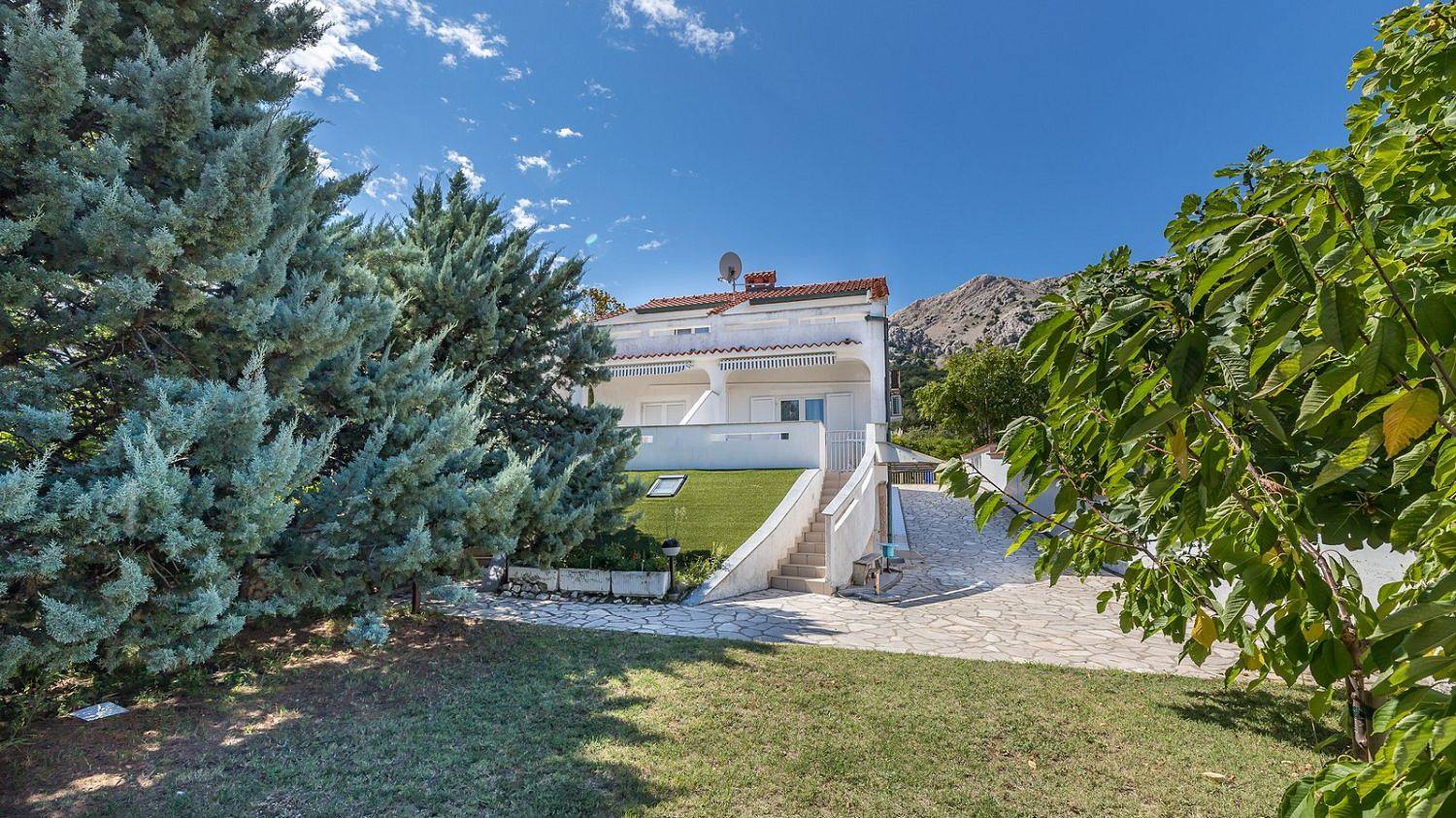 Große Terrasse mit Meerblick, Strand 200 Meter in Zarok, Baška