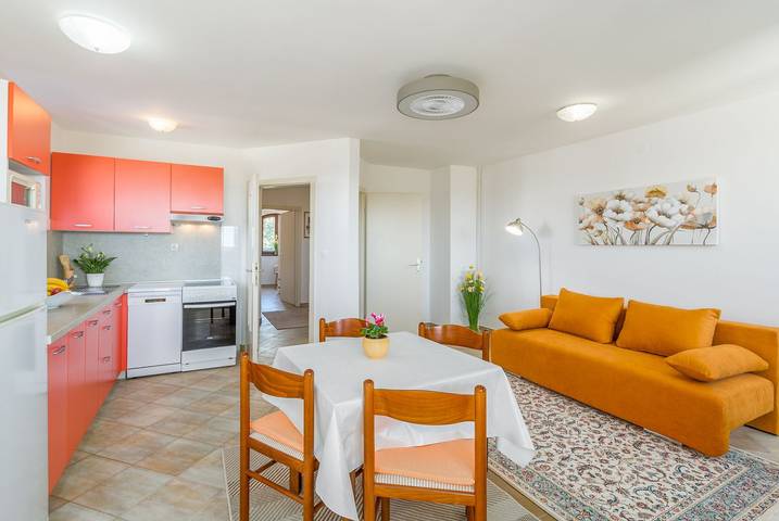 Ferienwohnung für 2 Personen, mit Balkon und Terrasse sowie Garten und Pool in Poreč - 4