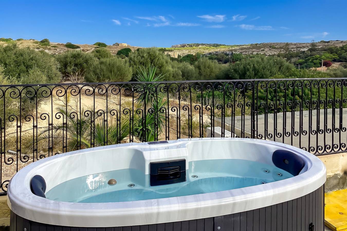 Pleasant stone house & jacuzzi St Martin in Mġarr, Insel Malta