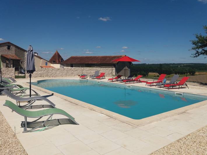 Gîte pour 19 personnes, avec Piscine à Courgeac