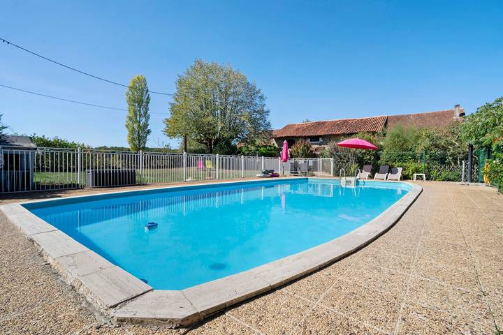 Gîte « La Cave » avec piscine partagée, terrasse privée et wifi in Saint-Saud-Lacoussière, Parc naturel régional Périgord-Limousin