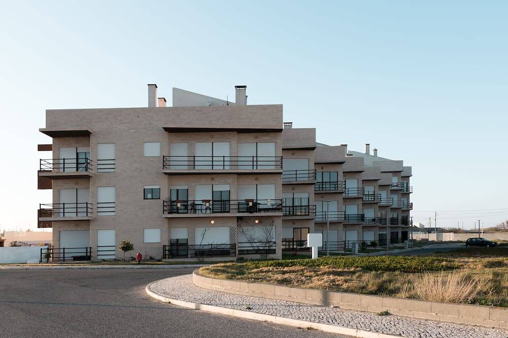 Entire apartment, Deluxe Beachfront Apartment - Ocean View in Leiria District