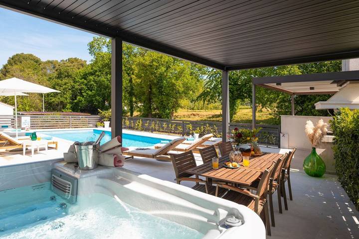 Ferielejlighed for 4 personer, med jacuzzi og balkon såvel som pool og have i Istrien