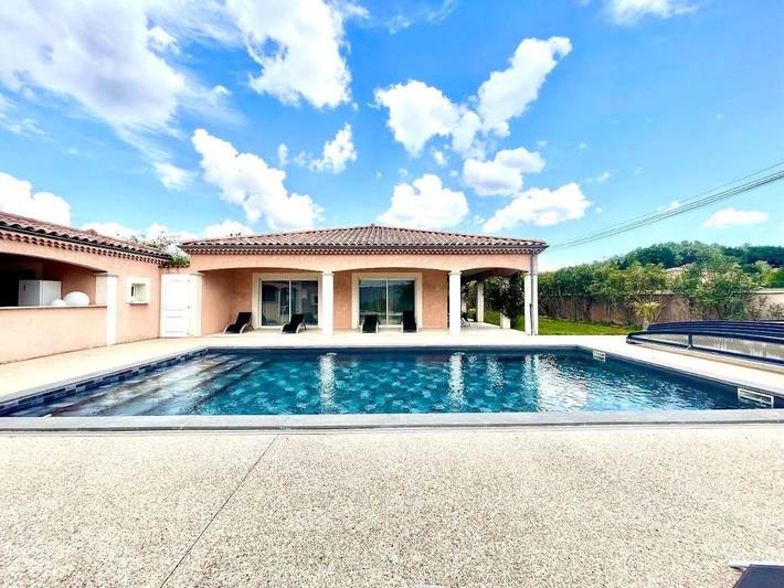 Villa pour 8 personnes, avec vue ainsi que piscine et jardin, animaux acceptés