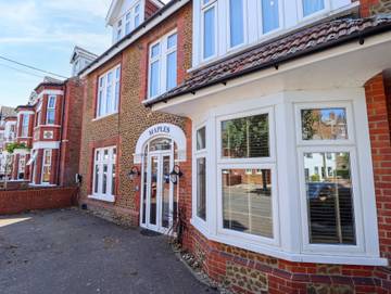 Log Cabin for 12 People in Hunstanton, Norfolk, Photo 2