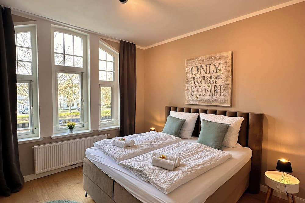 Ganze Wohnung, Uferresidenz - Stilvoller Altbau mit Balkon, Wasserblick & Platz für die Familie in Oldenburg, Oldenburger Münsterland