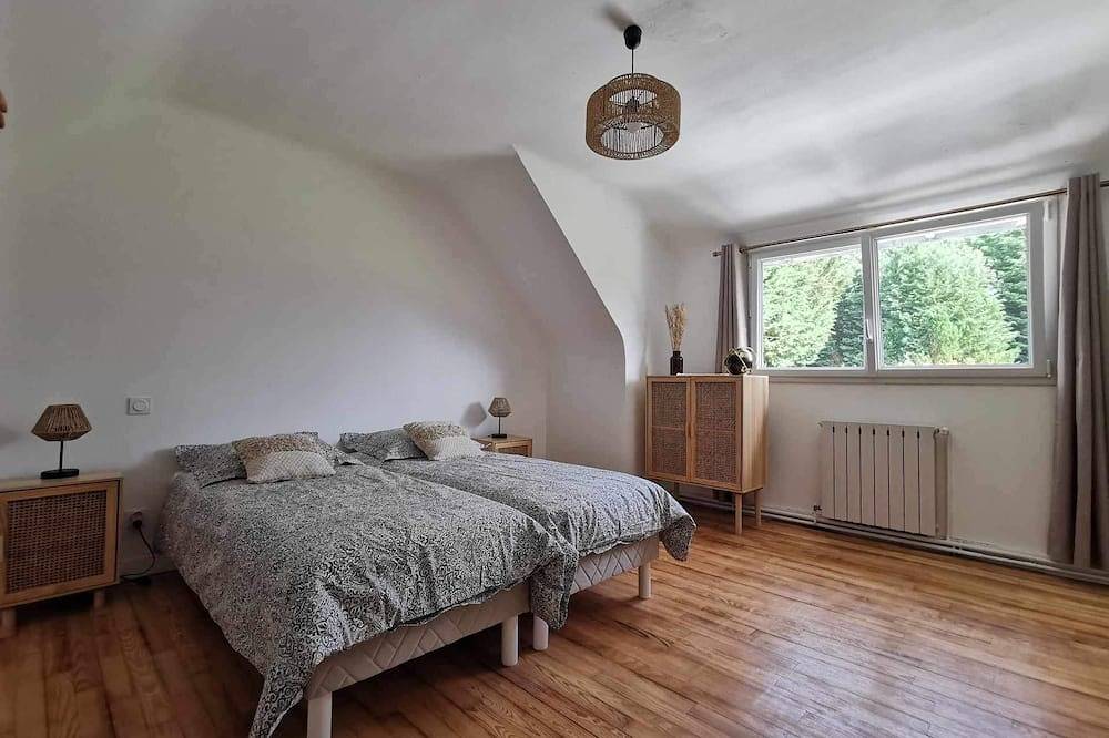 Gîte de campagne avec piscine intérieure et privative in Plounévez-Moëdec, Région de Lannion