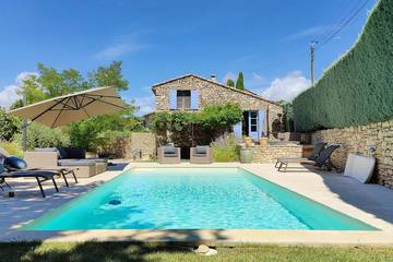 Gîte pour 4 personnes, avec jardin ainsi que jacuzzi et terrasse, animaux acceptés à Saint-Martin-de-Castillon
