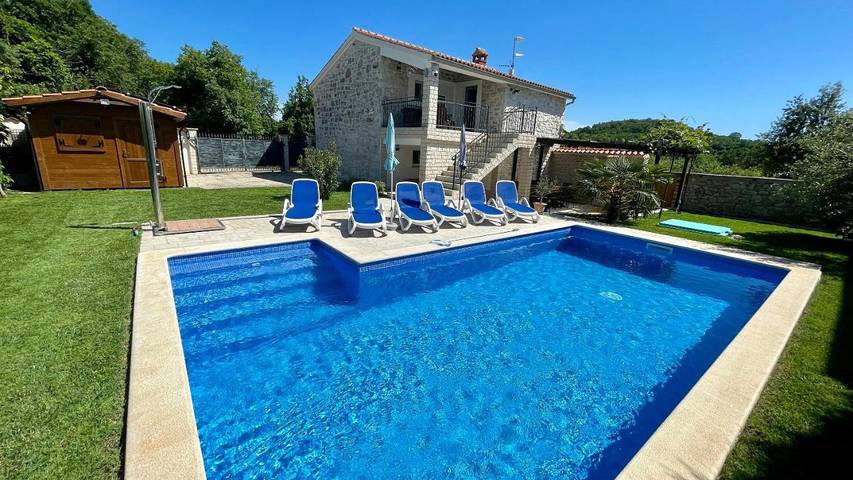 Ferienhaus für 8 Personen, mit Balkon und Terrasse sowie Garten und Pool