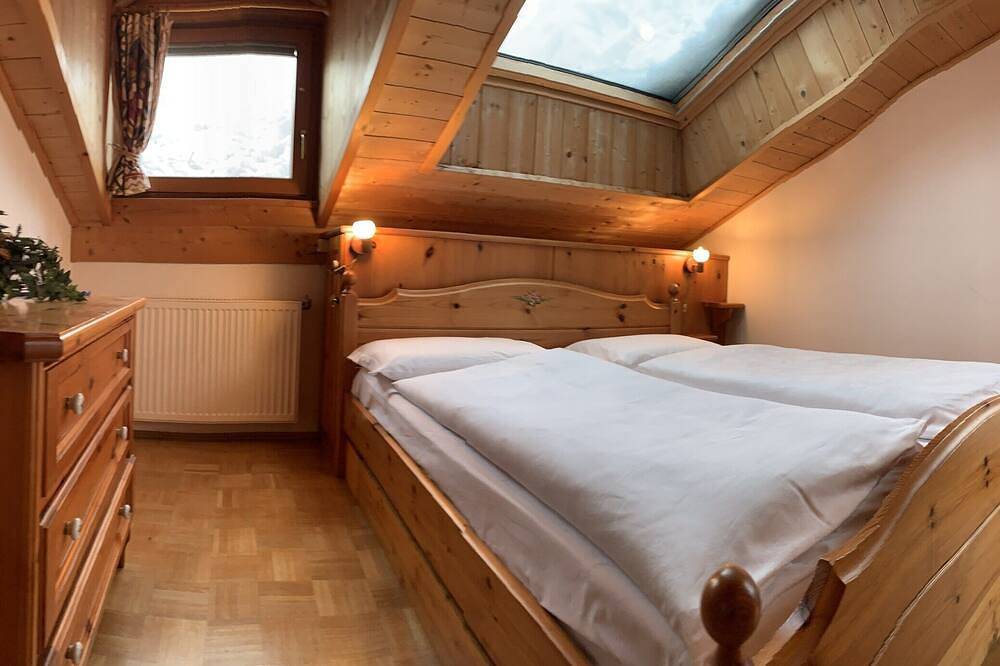 Entire apartment, Bachlaufen Haus – Panoramic Attic Apartment with 2 Bedrooms (50 sqm) in Sexten, Sexten Dolomites