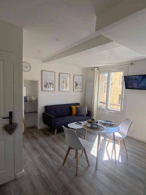 Appartement entier, One-Bedroom Apartment in La Crau, Côte méditerranéenne (France)