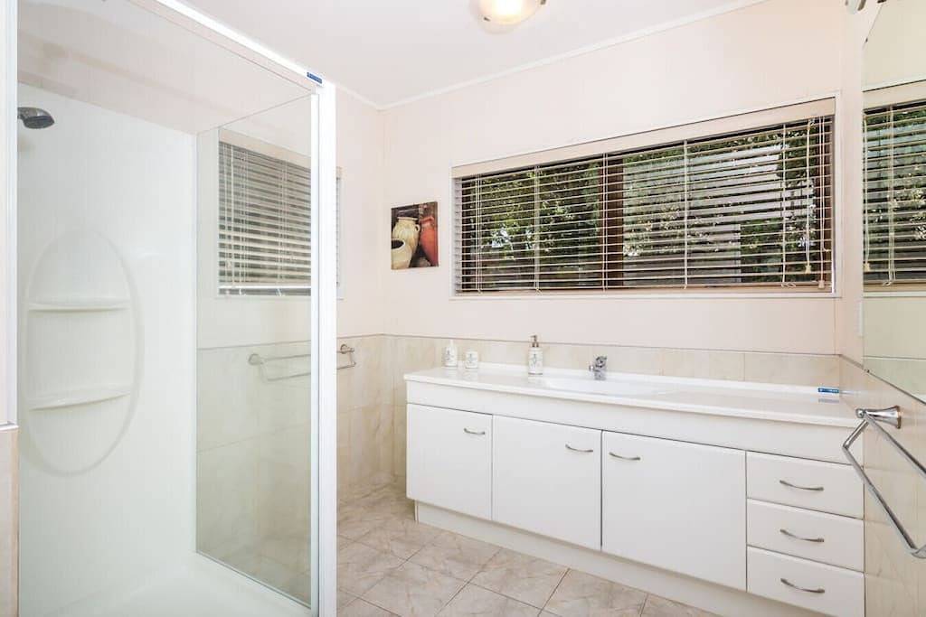 Riverside Villa - Großes modernes Haus am Ufer des Waikato River in Taupo, Taupo District