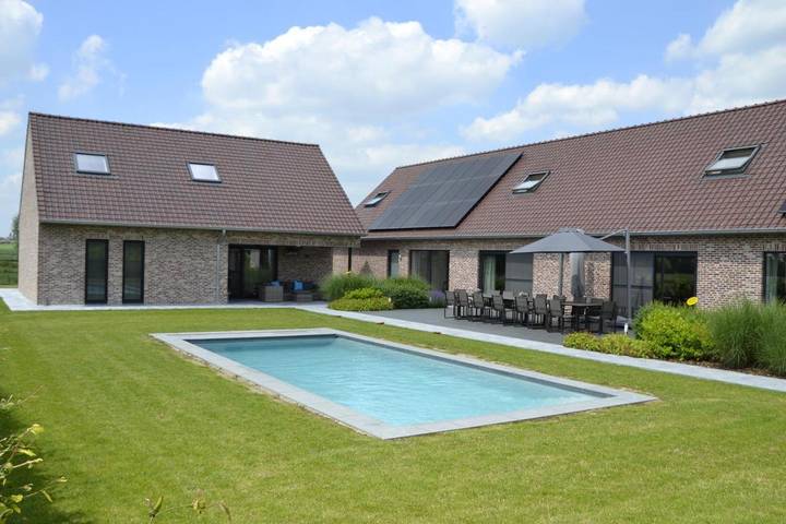 Location de vacances pour 28 personnes, avec terrasse et piscine ainsi que vue et jardin à Wervik