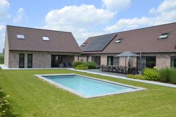 Gîte pour 28 personnes, avec terrasse et piscine ainsi que vue et jardin à Wervik