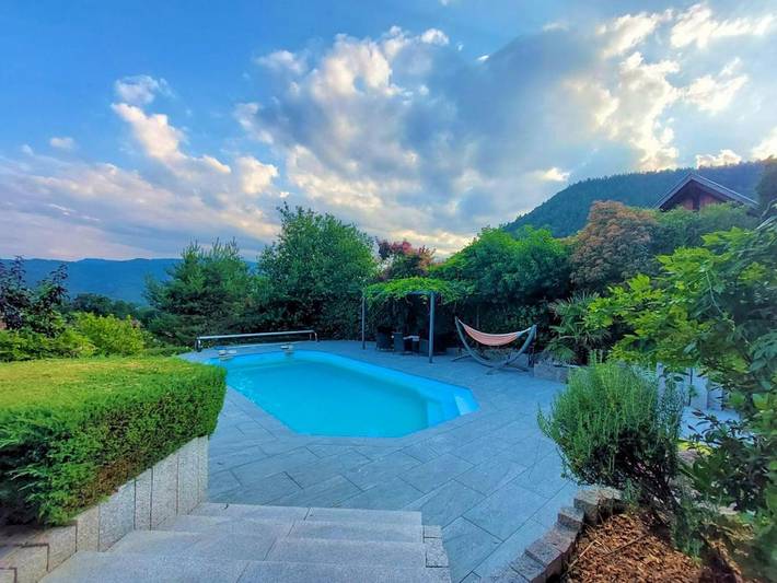 Location de vacances pour 6 personnes, avec piscine ainsi que vue et jardin à La Vancelle