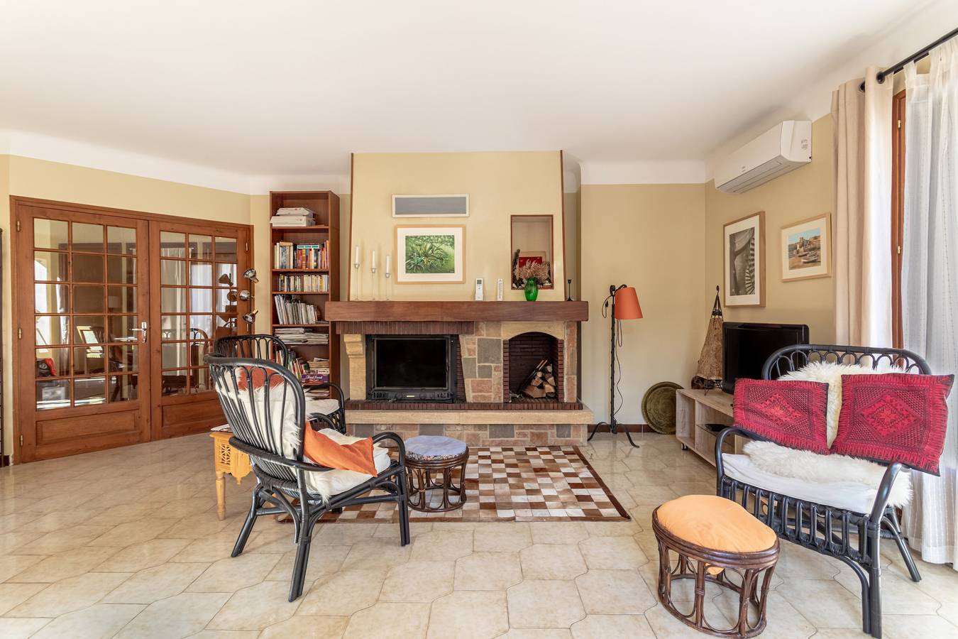 Entire apartment, Côté Jardin Apartment with View, Terrace & Garden, 2 Minutes from Céret Center in Céret, Céret region