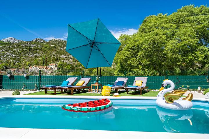 Ferienhaus für 9 Personen, mit Pool und Sauna sowie Balkon/Terrasse - 1