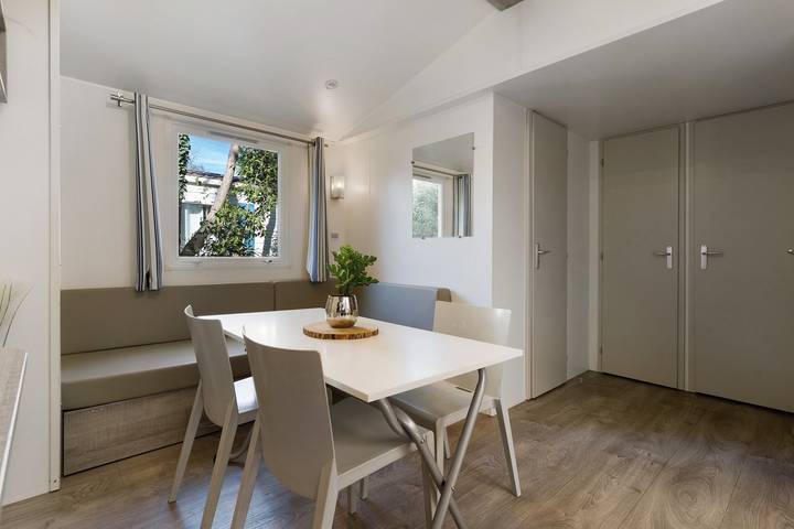 Mobil-home « Lou Cigalou » – 6 personas, piscina compartida, terraza y aire acondicionado in La Roque-d'Anthéron, Region de Aix-en-Provence