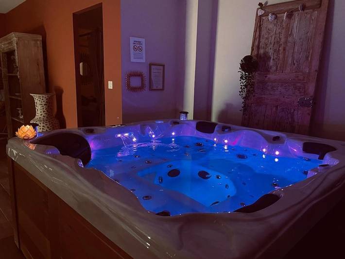 Chambre d’hôte pour 2 personnes, avec Balcon et Jacuzzi ainsi que Terrasse et Sauna